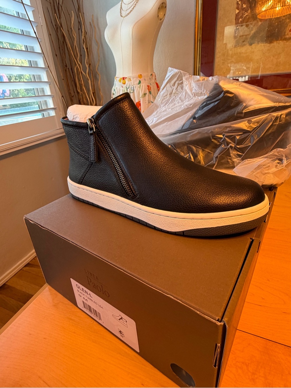 NWT Linea Paolo GLEN-L Black Tumbled Leather Side Zip Ankle Sneaker Boots 9M